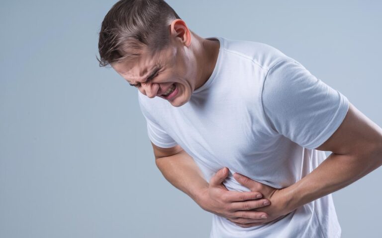 Perché Scoreggi Spesso? Cause e Rimedi Facili