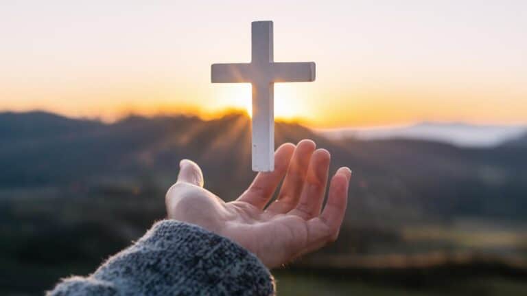 Segni di speranza in casa: icone, croci e piccoli simboli che sostengono la fede